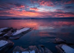 Norwegia, Jezioro Tyrifjorden, Kamienie, Zima, Śnieg, Chmury, Wschód słońca