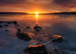 Jezioro Tyrifjorden w blasku zachodzącego słońca