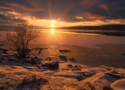 Jezioro Tyrifjorden w Norwegii w promieniach zachodzącego słońca