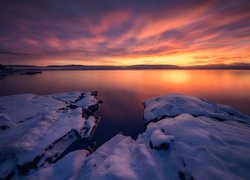 Norwegia, Jezioro Tyrifjorden, Kamienie, Zima, Śnieg, Chmury, Zachód słońca
