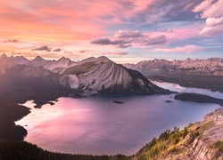 Jezioro Upper Kananaskis Lake w kanadyjskiej prowincji Alberta