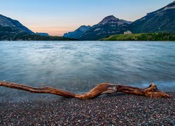 Jezioro Upper Waterton Lake w Kanadzie
