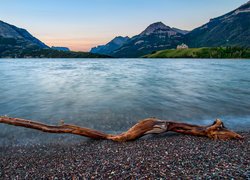 Jezioro Upper Waterton Lake w Kanadzie