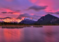 Jezioro Vermilion Lake na tle gór Canadian Rockies