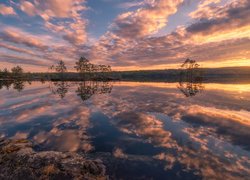 Norwegia, Gmina Ringerike, Zachód słońca, Chmury, Jezioro, Wysepki, Las, Drzewa, Kamienie, Odbicie