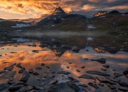 Jezioro w górach Jotunheimen o zachodzie słońca