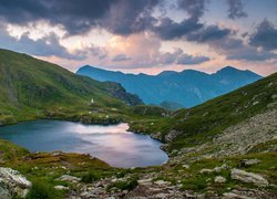 Jezioro, Góry, Picos de Europa Mountains, Kamienie, Mech, Trawa, Chmury, Zachód słońca, Kantabria, Hiszpania