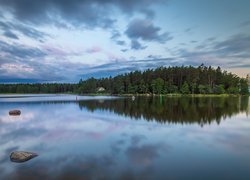Jezioro, Chmury, Drzewa, Kamienie, Dom, Trawa, Kotka, Finlandia