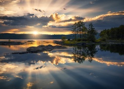 Norwegia, Ringerike, Jezioro, Zachód słońca, Chmury, Drzewa