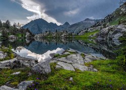 Jezioro w Parku Narodowym Mercantour we Francji