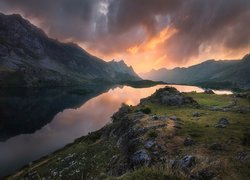 Hiszpania, Asturia, Rezerwat przyrody Somiedo Natural Park, Valle de Lago, Jezioro, Góry Kantabryjskie, Zachód słońca