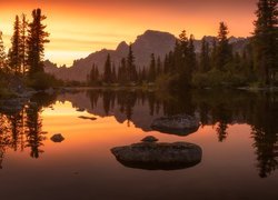 Jezioro, Drzewa, Zachód słońca, Góry Ergaki, Rosja