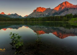Góry Canadian Rockies, Jezioro Wedge Pond, Las, Odbicie, Park Kananaskis, Alberta, Kanada