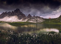 Jezioro z widokiem na górę Paternkofel we włoskich Dolomitach