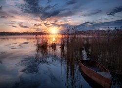 Jeziorze Szaturskie i łódka w trzcinach