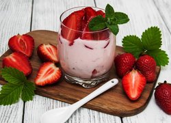 Jogurt truskawkowy na desce