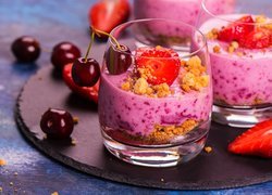Jogurt z owocami w szklankach