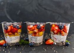Jogurtowy deser z owocami w szklankach