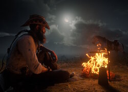 John Marston przy ognisku w grze Red Dead Redemption 2