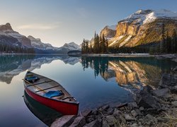 Park Narodowy Jasper, Góry Skaliste, Jezioro Maligne, Drzewa, Kajak, Alberta, Kanada