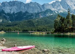 Kajak nad brzegiem jeziora Eibsee