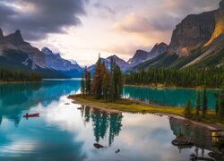 Park Narodowy Jasper, Jezioro, Maligne Lake, Kajak, Góry, Drzewa, Lasy, Chmury, Odbicie, Alberta, Kanada