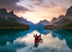 Kajakarz na górskim jeziorze Maligne Lake