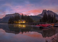 Park Narodowy Yoho, Jezioro Emerald Lake, Oświetlony, Dom, Most, Góry, Drzewa, Las, Prowincja Kolumbia Brytyjska, Kanada