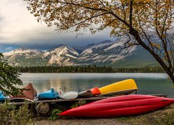 Jezioro, Edith Lake, Kolorowe, Kajaki, Drzewa, Góry, Park Narodowy Jasper, Alberta, Kanada