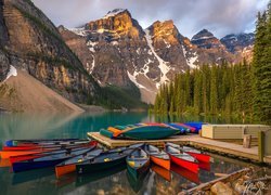 Jezioro, Moraine Lake, Kajaki, Pomost, Las, Drzewa, Góry, Park Narodowy Banff, Prowincja Alberta, Kanada