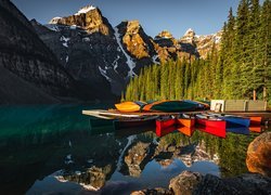 Jezioro, Moraine Lake, Pomost, Kajaki, Las, Drzewa, Góry, Park Narodowy Banff, Prowincja Alberta, Kanada