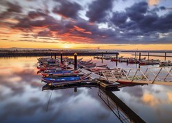 Wschód słońca, Przystań, Kajaki, Miejscowość Averio, Rzeka Vouga, Laguna Aveiro, Morze, Portugalia