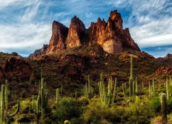 Stany Zjednoczone, Arizona, Pustynia, Sonoran Desert, Góry, Superstition Mountains, Szczyty, Tree Sisters, Skały, Kaktusy saguaro, Rośliny, Chmury