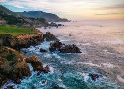 Kalifornijskie wybrzeże Big Sur o zachodzie słońca