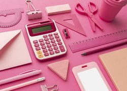 Kalkulator i linijki na różowym tle