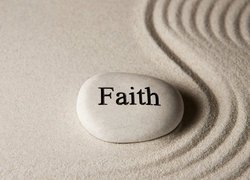 Kamień z napisem faith
