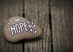 Kamień z napisem Hope na deskach