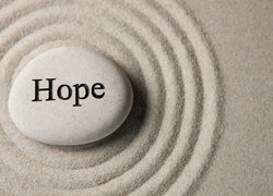 Kamień z napisem Hope na piasku