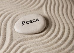 Kamień z napisem Peace na piasku