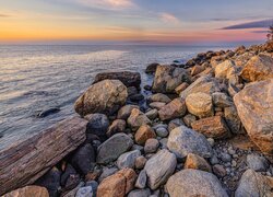 Kamienie i głazy na plaży Hammonasset Beach w Connecticut