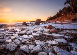 Wschód słońca, Śnieg, Lód, Zima, Skarpa, Drzewa, Domek, Morze, Zatoka Lahepere, Wieś Lohusalu, Prowincja Harjumaa, Estonia