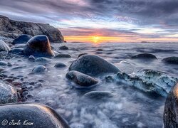 Kamienie i skały na brzegu morza i wschód słońca