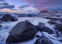 Plaża, Uttakleiv Beach, Ośnieżone, Góry, Skały, Kamienie, Morze, Lofoty, Norwegia