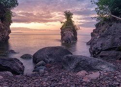 Kamienie i skały na morskim brzegu