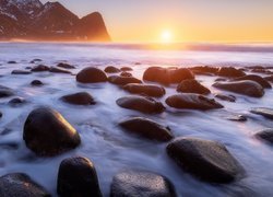 Kamienie na brzegu morza i zachód słońca