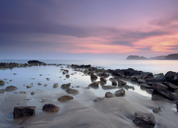 Kamienie na brzegu morza osnutego mgłą