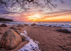 Kamienie na plaży nad morzem