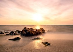 Kamienie na plaży w blasku słońca
