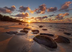 Kamienie na plaży w promieniach słońca