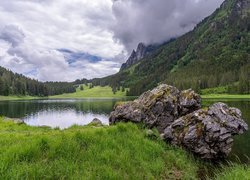 Szwajcaria, Kanton St Gallen, Jezioro Voralpsee, Kamienie, Góry, Lasy, Chmury